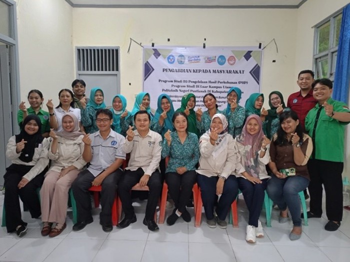 Tim PKM Prodi PHP PSDKU Polnep di Kabupaten Sanggau foto bersama usai pelaksanaan kegiatan PKM di Kelurahan Bunut Kecamatan Kapuas Kabupaten Sanggau, Kalimantan Barat pada hari Jumat (27/09/2024).