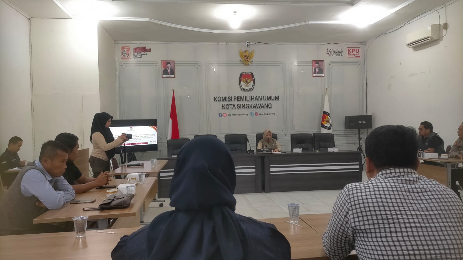 RAKOR: Suasana rapat koordinasi persiapan fasilitasi alat peraga dan bahan kampanye serta penyampaian usul kampanye rapat umum pasangan calon Wali Kota dan Wakil Wali Kota Singkawang 2024.