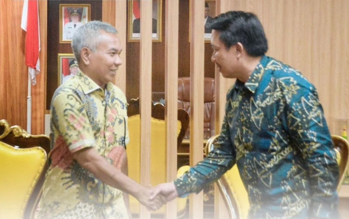AUDIENSI: Bupati Ketapang, Martin Rantan, menerima audiensi tim BPK RI Kalbar, Jumat (27/9) lalu.