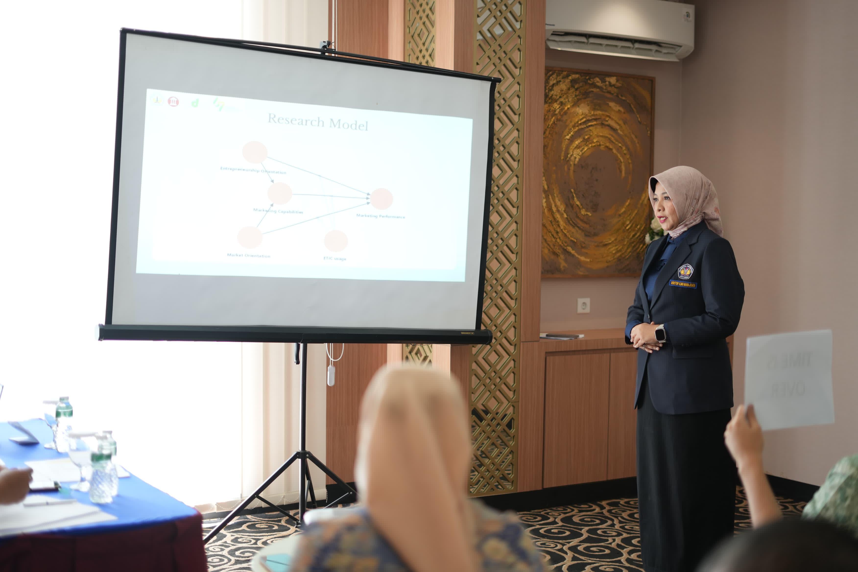 KOLOKIUM: Windy Prihastari saat mengikuti ICDC di FEB, Universitas Andalas (Unand) Padang, Sumatera Barat, Kamis (26/9).