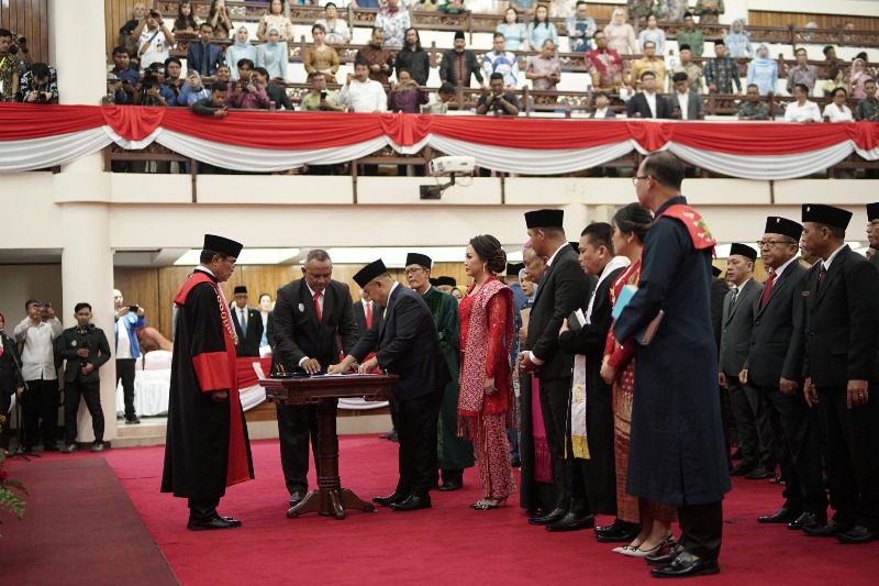 Sebanyak 65 anggota DPRD Kalbar diambil sumpah janjinya sebagai anggota DPRD Kalbar masa jabatan 2024-2029 di Gedung DPRD Kalbar, Senin (30/9).