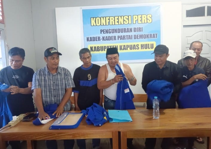 LEPAS BAJU: Kader Demokrat Kapuas Hulu melepas baju partai sebagai tanda mundur.