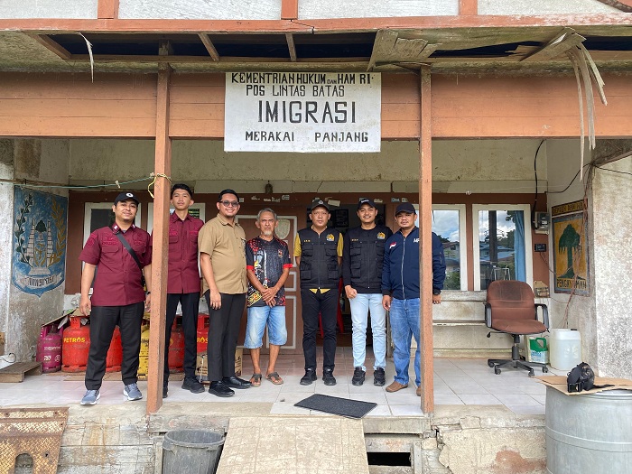TINJAU: Imigrasi Putussibau saat meninjau PLB Tradisional di desa Merakai Panjang Kecamatan Puring Kencana.