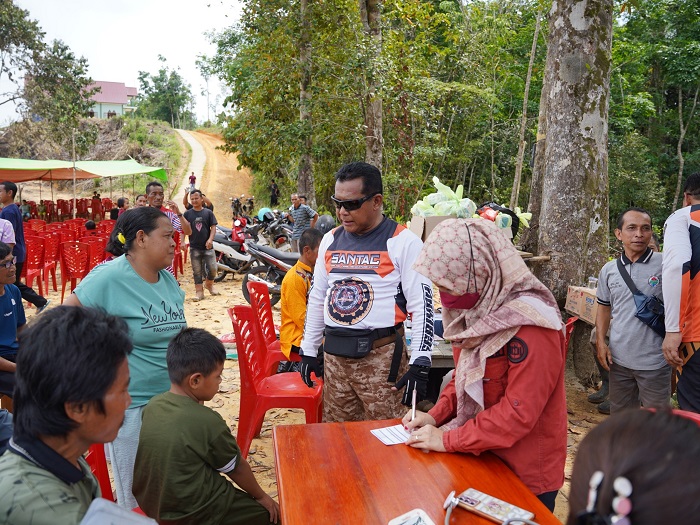 PEMERIKSAAN KESEHATAN: Pj Bupati Sanggau Suherman menyaksikan langsung layanan pemeriksaan kesehatan secara gratis bagi masyarakat Dusun Penyeladi.