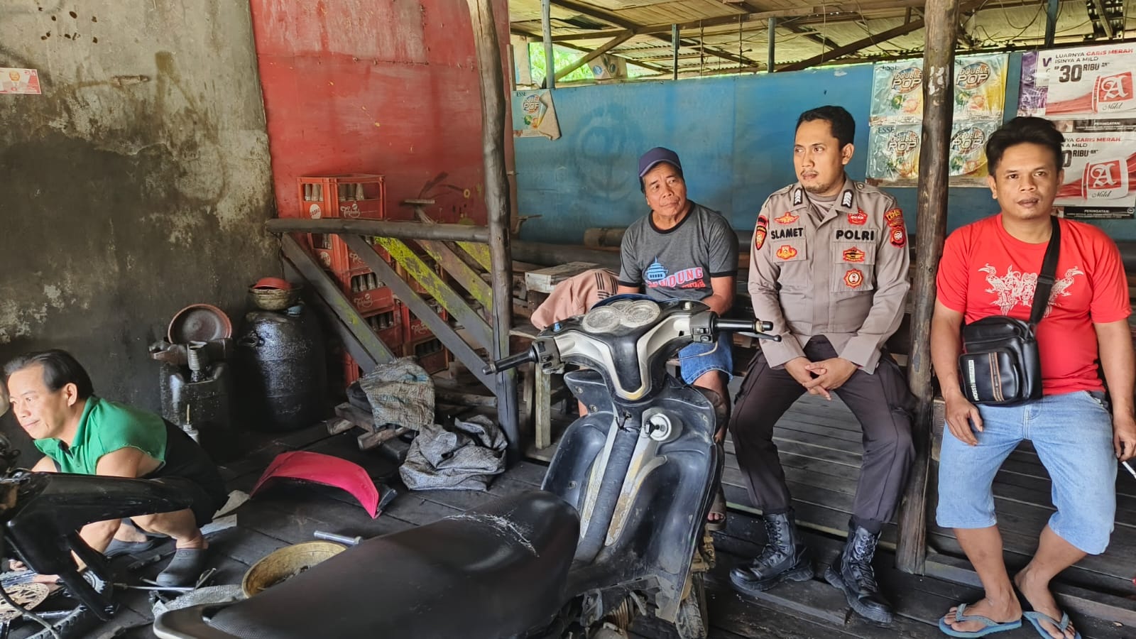 CIPTA KONDISI: Kapolsek Menjalin dan anggotanya melakukan cipta kondisi Dusun Menjalin Hulu, Desa Menjalin, Kecamatan Menjalin, Kabupaten Landak.