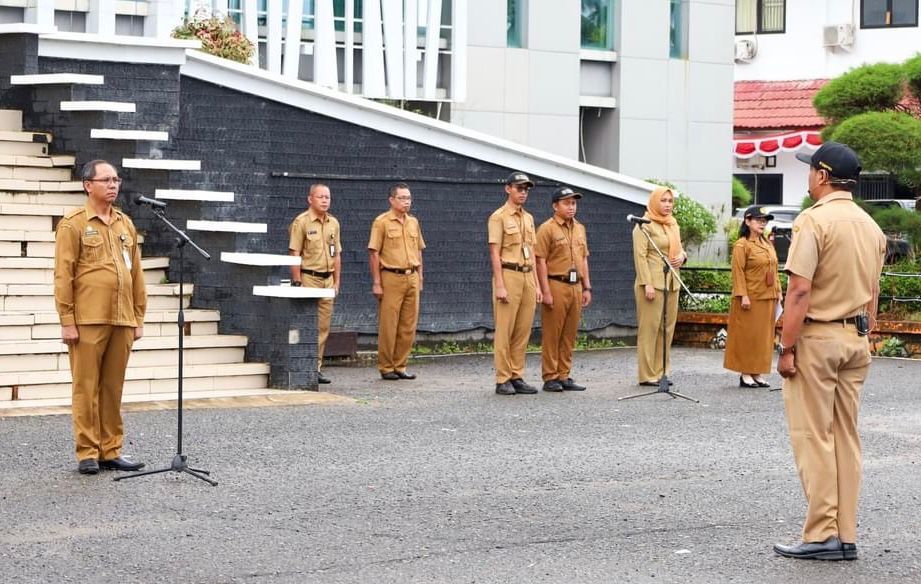 ARAHAN: Penjabat Sekda Ketapang, Donatus Franseda, memberikan arahan saat memimpin apel, Senin (30/9) pagi.
