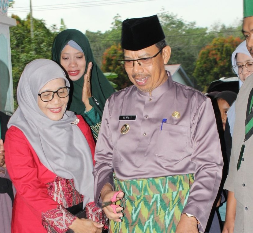 RESMI: Pj Bupati Mempawah Ismail memotong pita meresmikan Rumah Bahasa Kohati Mempawah.