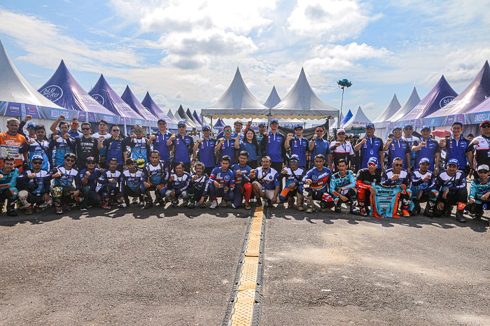 FOTO BERSAMA: Para Peseta Event Gebyar Shell bLU cRU Yamaha Enduro Challenge saat foto bersama di Kabupaten Sintang.