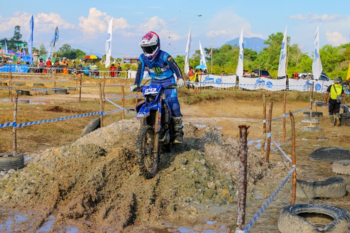 YAMAHA: Event Gebyar Shell bLU cRU Yamaha Enduro Challenge di Kabupaten Sintang.