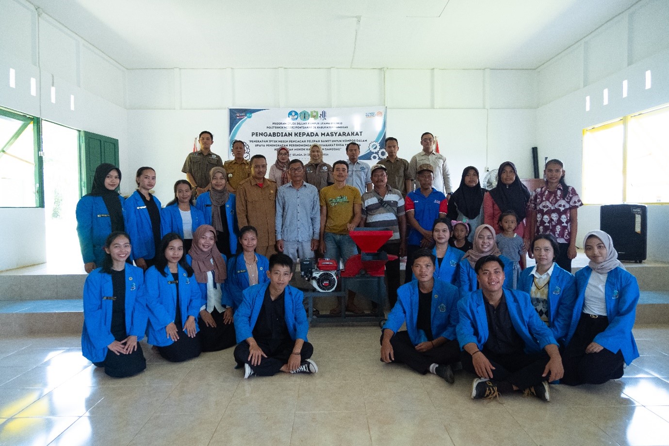 Tim Dosen PSDKU Politeknik Negeri Pontianak di Kabupaten Sanggau foto Bersama dengan mahasiswa dan warga pada kegiatan PKM Pelatihan dan Bimbingan Teknis.