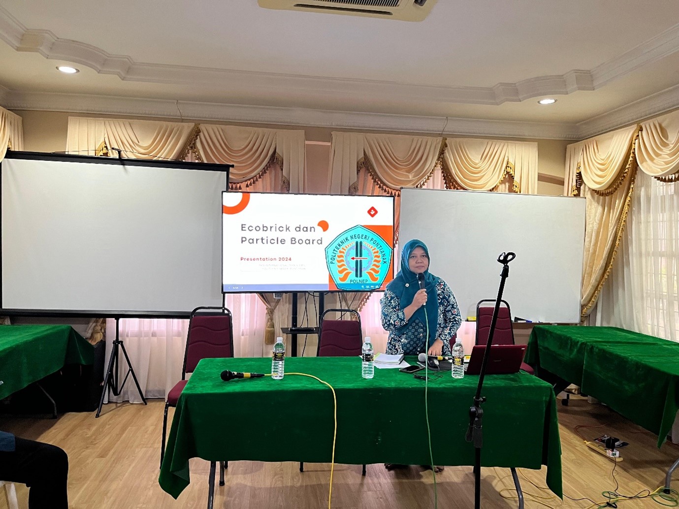 Lelly Mariani,ST..Meng., saat memberikan materi penyuluhan dan pelatihan.