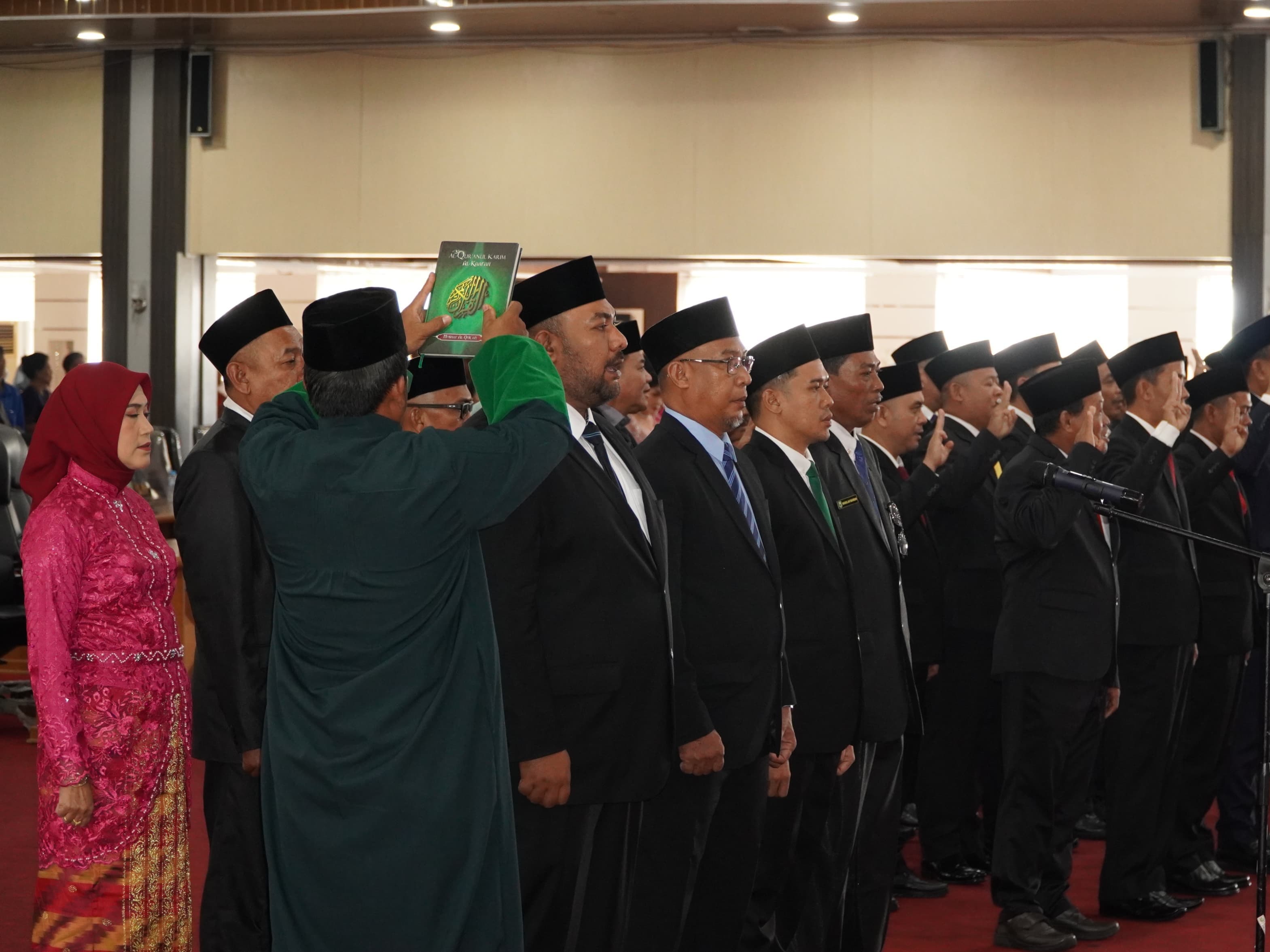 LANTIK : Anggota Dewan Perwakilan Rakyat Daerah (DPRD) Kabupaten Sanggau Periode 2024-2029 dilantik, Senin (30/9) bertempat di Gedung DPRD Kabupaten Sanggau.