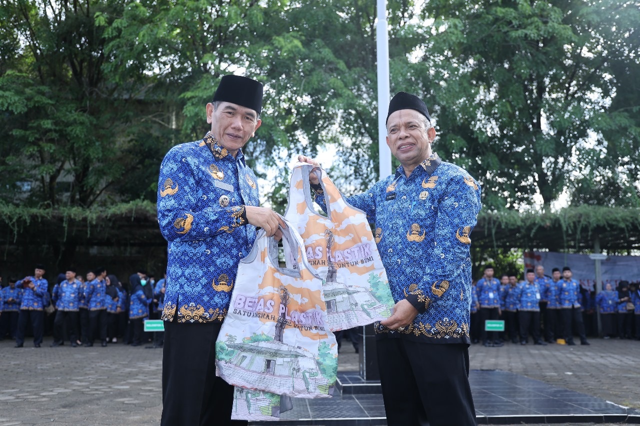 TAS BELANJA: Pj Wali Kota Pontianak Ani Sofian menyerahkan tas belanja secara simbolis kepada ASN sebagai upaya mengurangi penggunaan kantong plastik.