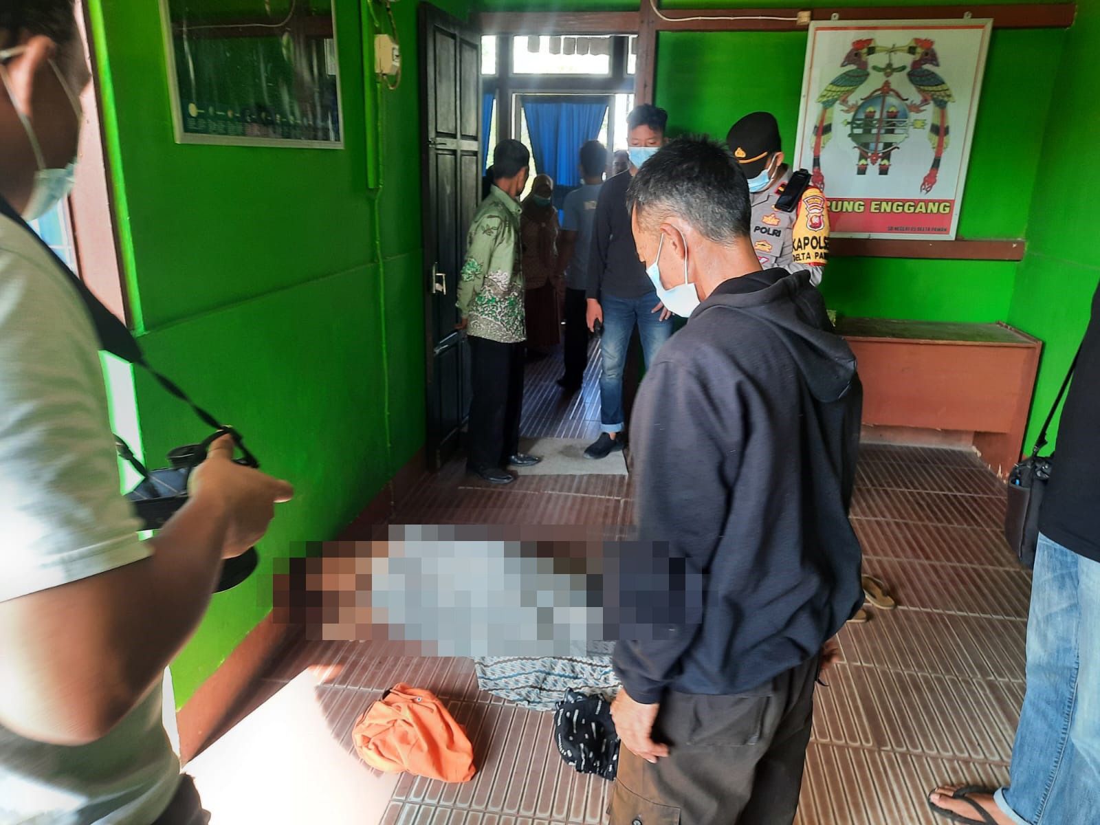 PENEMUAN MAYAT: Mayat seorang pria ditemukan tergeletak di teras gedung SDN di Delta Pawan.
