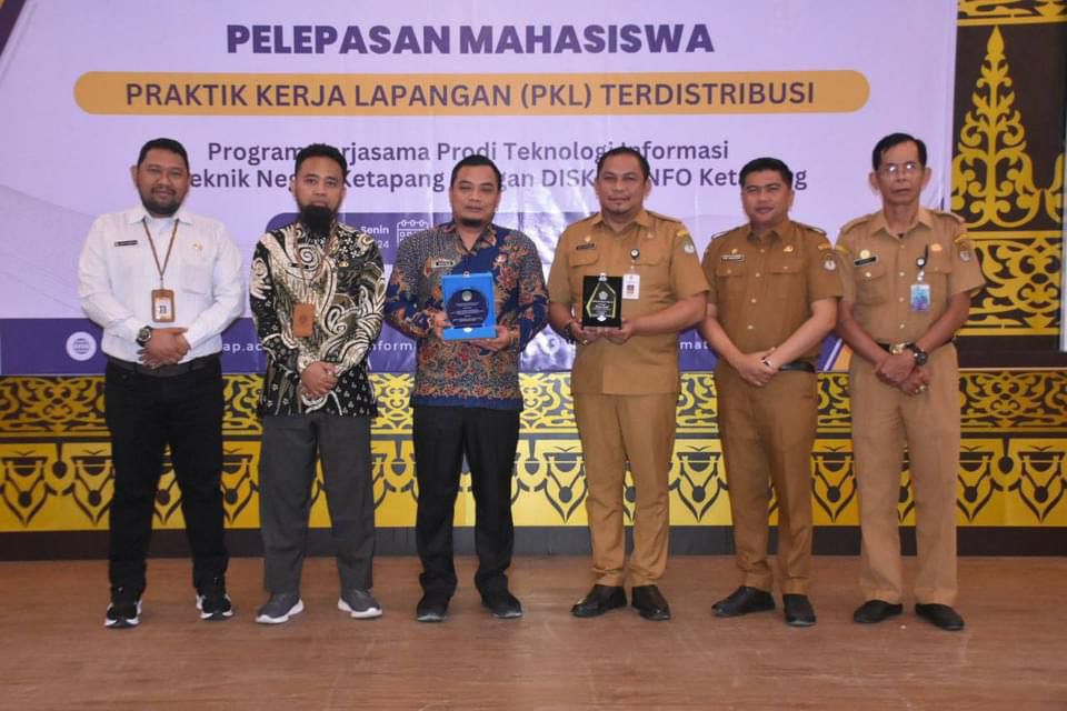 CINDERAMATA: Asisten Sekda, Devy Harinda menerima cinderamata dari Direktur Politeknik Negeri Ketapang, Irianto, Senin (30/9).