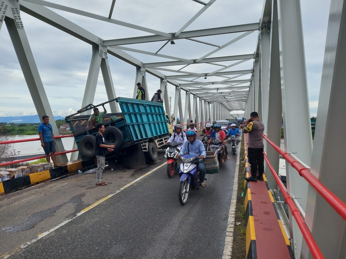 MACET: Sebuah dump truck tiba-tiba rusak di jembatan Putussibau sehingga membuat jalan macet.