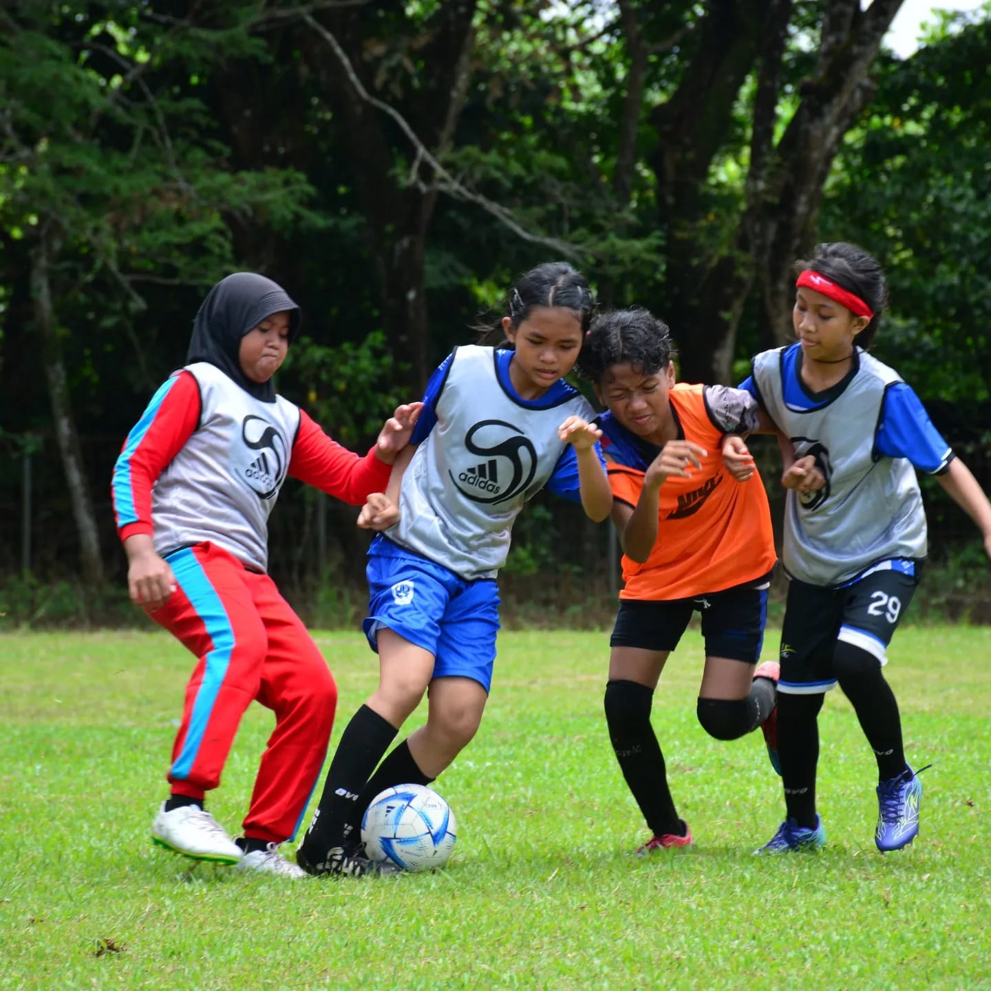 SEPAK BOLA: Calon pesepak bola putri berbakat Kota Pontianak di Girls Soccer Festival.