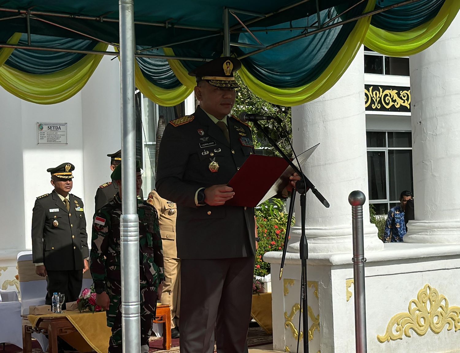 UPACARA : Danrem saat memimpin upacara di Halaman Kantor Bupati Mempawah.