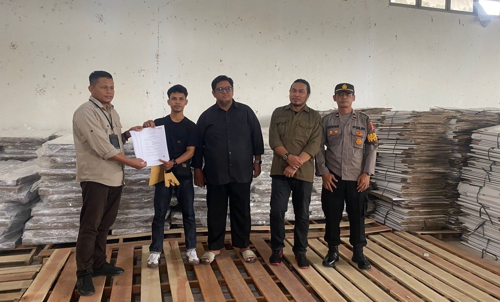 LOGISTIK : Serah terima logistik kepada Komisioner KPU Mempawah.