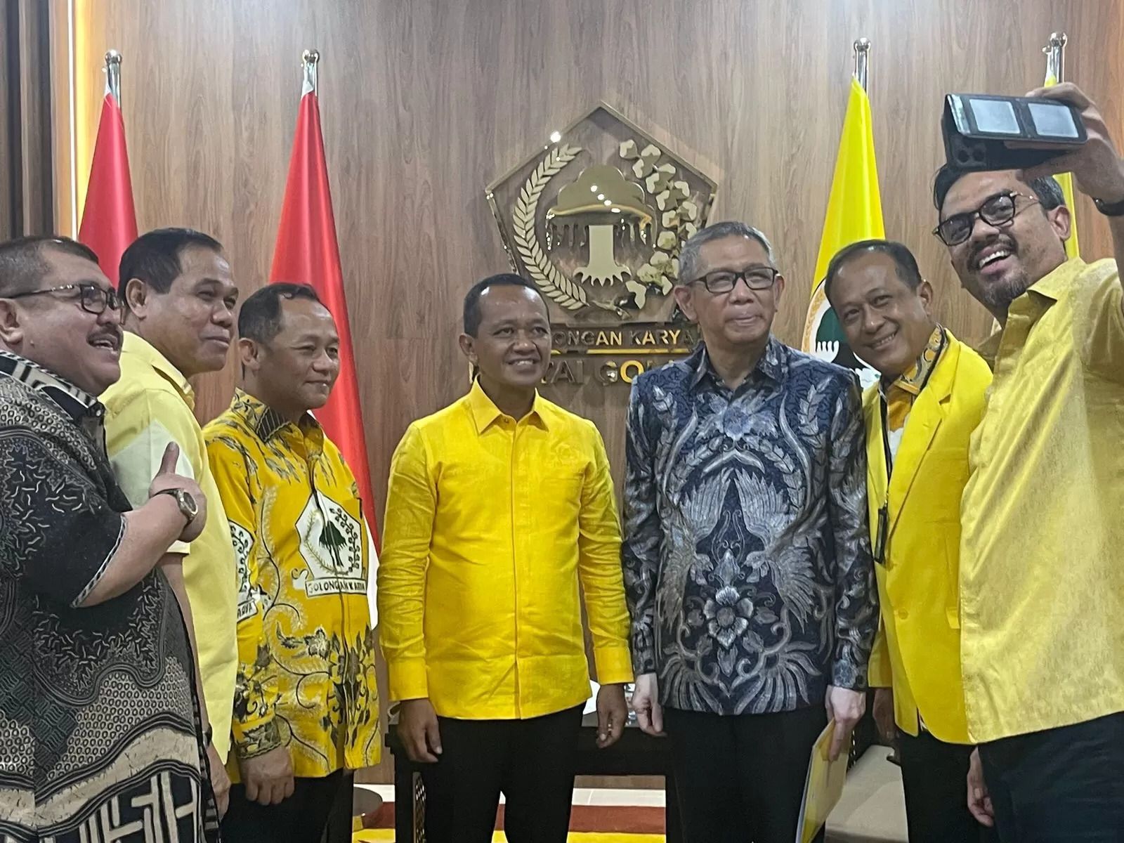 BERSAMA : Jajaran elit DPD partai Golkar Kalbar, dan Midji-Didi foto bersama Ketum Golkar Bahlil Lahadalia di Jakarta, beberapa waktu lalu.