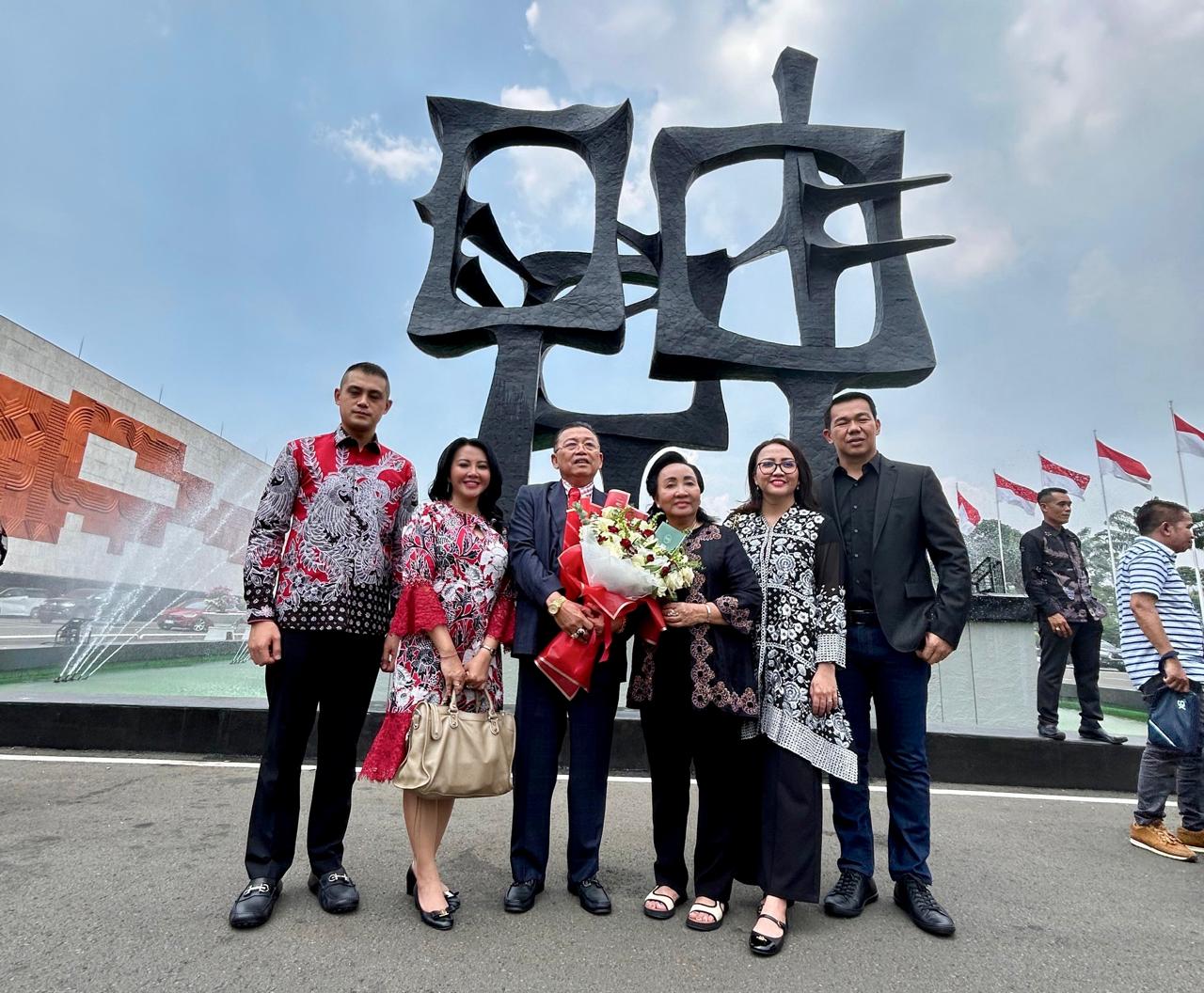 Cornelis bersama keluarga usai pelantikan DPR RI di Komplek Parlemen, Senayan, Jakarta.