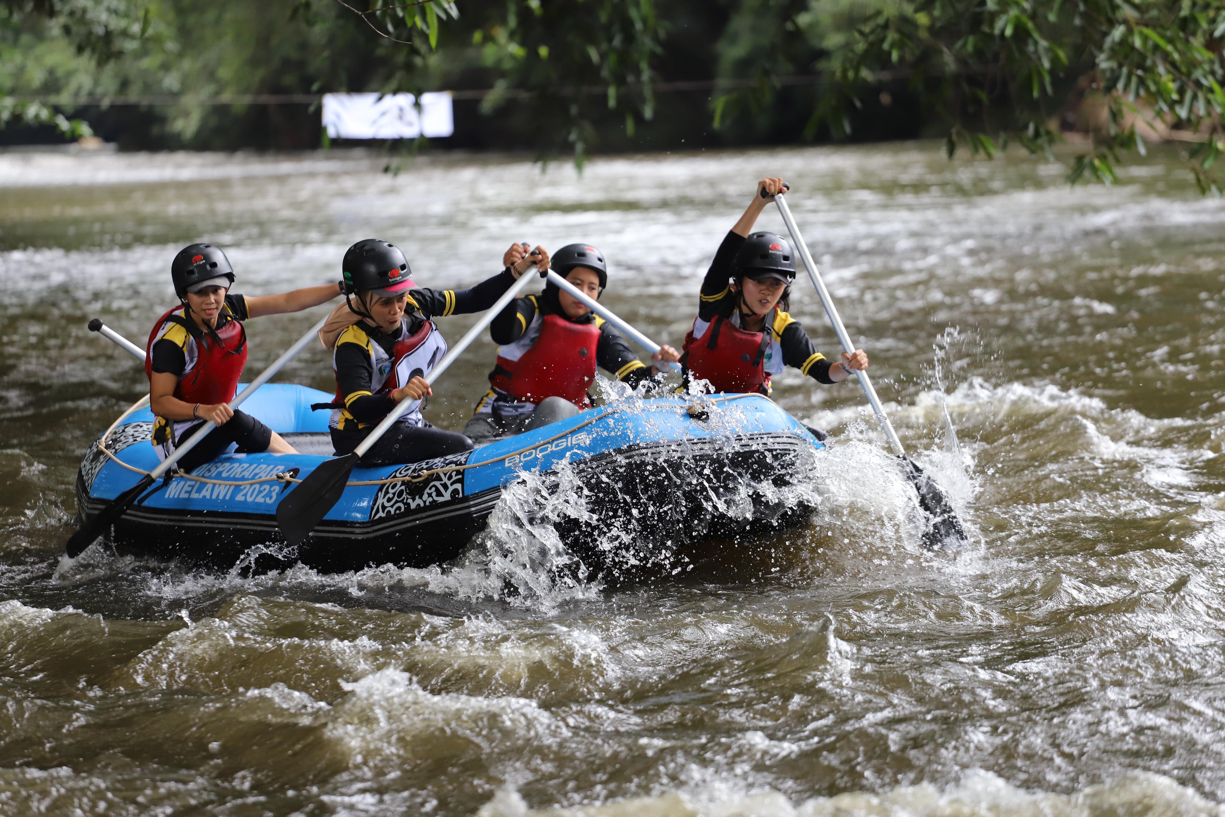 Tim FAJI Kota Pontianak saat mengikuti kejuaraan provinsi (Kejurprov) Arung Jeram 2024 di Sungai Batang Kalis, Desa Rantau Kalis, Kecamatan Kalis, Kabupaten Kapuas Hulu.
