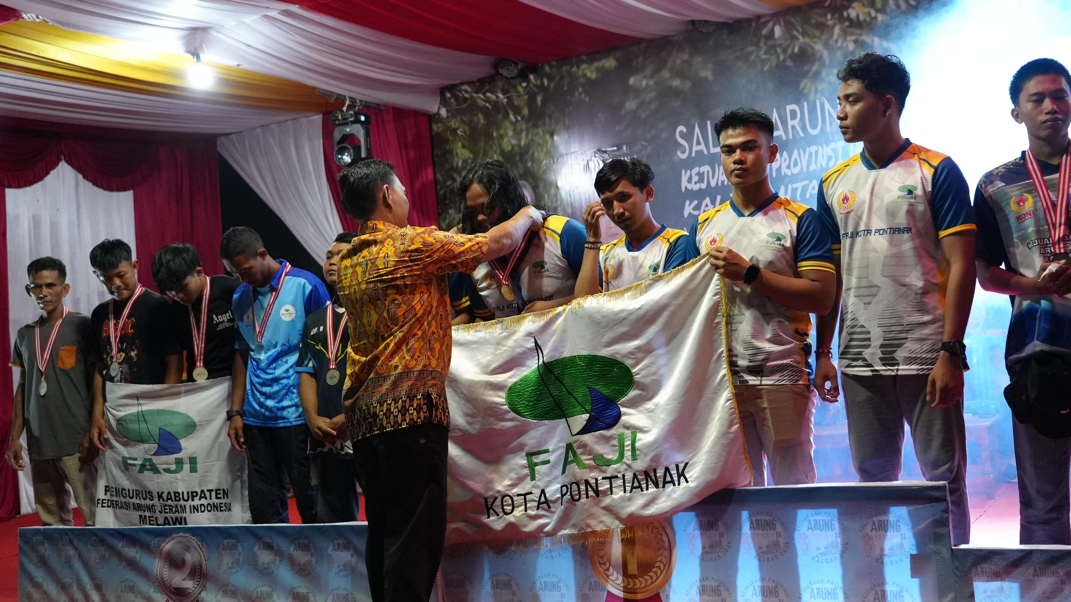 Tim FAJI Kota Pontianak saat menerima medali pada kejuaraan provinsi (Kejurprov) Arung Jeram 2024 di Sungai Batang Kalis, Desa Rantau Kalis, Kecamatan Kalis, Kabupaten Kapuas Hulu.