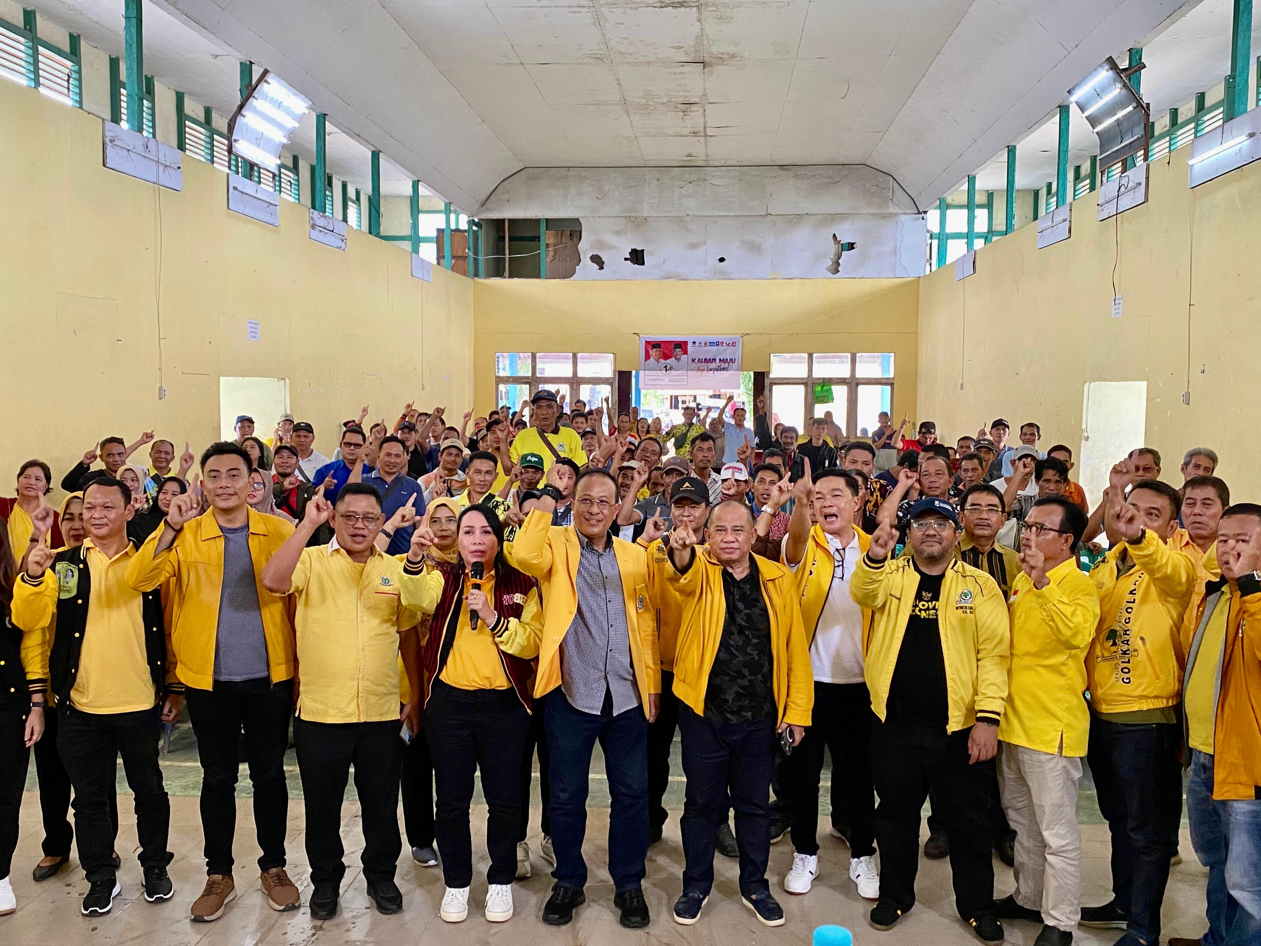 BERSAMA : Calon Wagub Kalbar nomor urut 1, Didi Haryono foto bersama saat menghadiri Karakterdes Partai Golkar Kabupaten Sanggau di Kecamatan Meliau, Rabu (2/10).