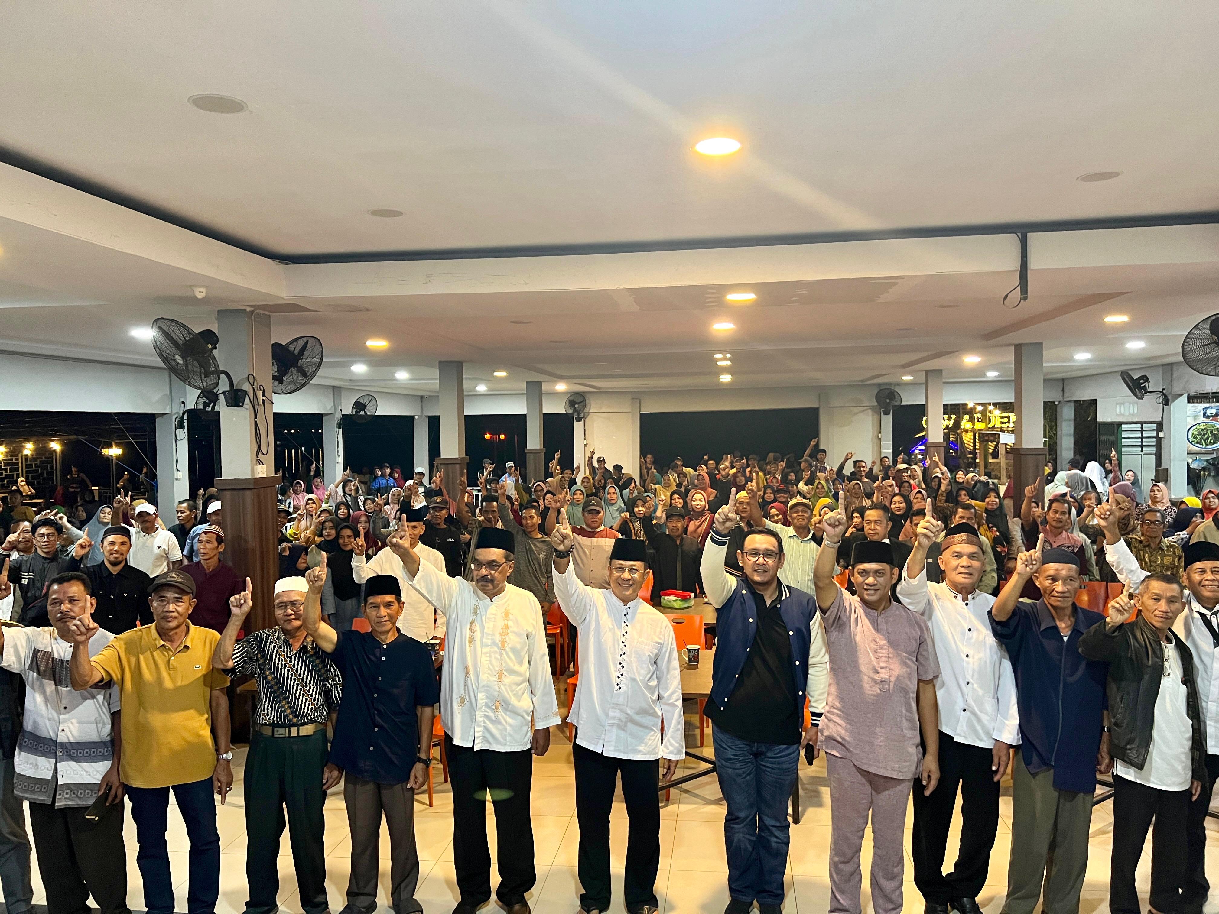 BERSAMA : Calon Wagub Kalbar nomor urut 1, Didi Haryono, dan Calon Bupati Sambas Fahrur Rofi foto bersama saat silaturahmi dengan masyarakat Kecamatan Teluk Keramat, Kabupaten Sambas.