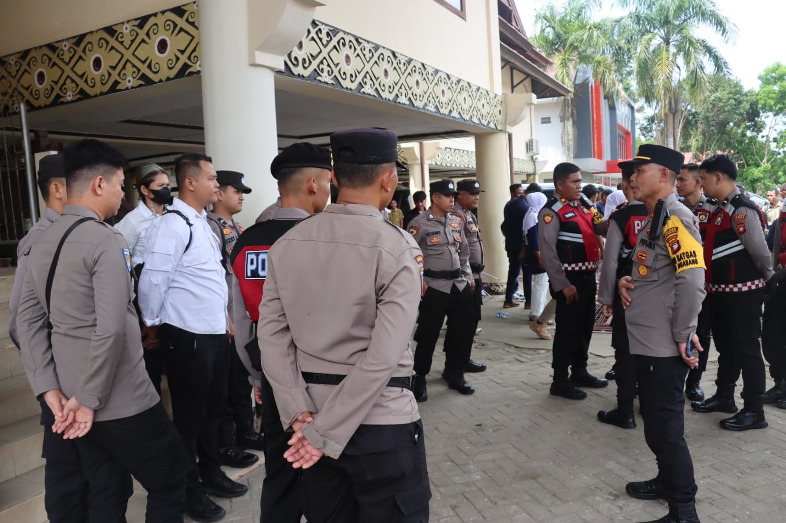 AMANKAN: Personel gabungan saat melakukan pengamanan prosesi pelantikan anggota DPRD Landak dengan sistem pengamanan berlapis.