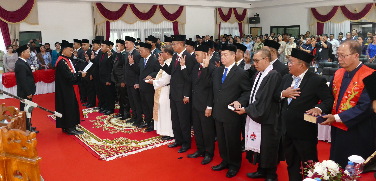 DPRD : 30 Anggota DPRD Kabupaten Sekadau menjalani pengambilan sumpah dan janji jabatan.