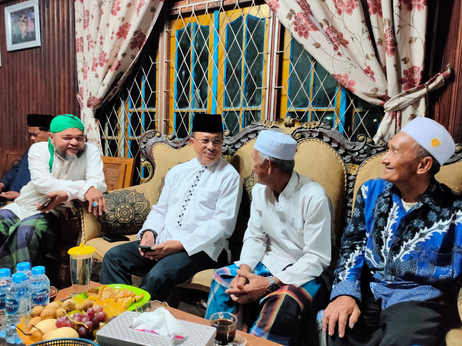 BINCANG : Calon Wagub Kalbar nomor urut 1, Didi Haryono berbincang dengan para tokoh masyarakat saat menghadiri peringatan Maulid Nabi Muhammad SAW 1446 Hijriah di Desa Jawa Tengah, Kab. Kubu Raya.