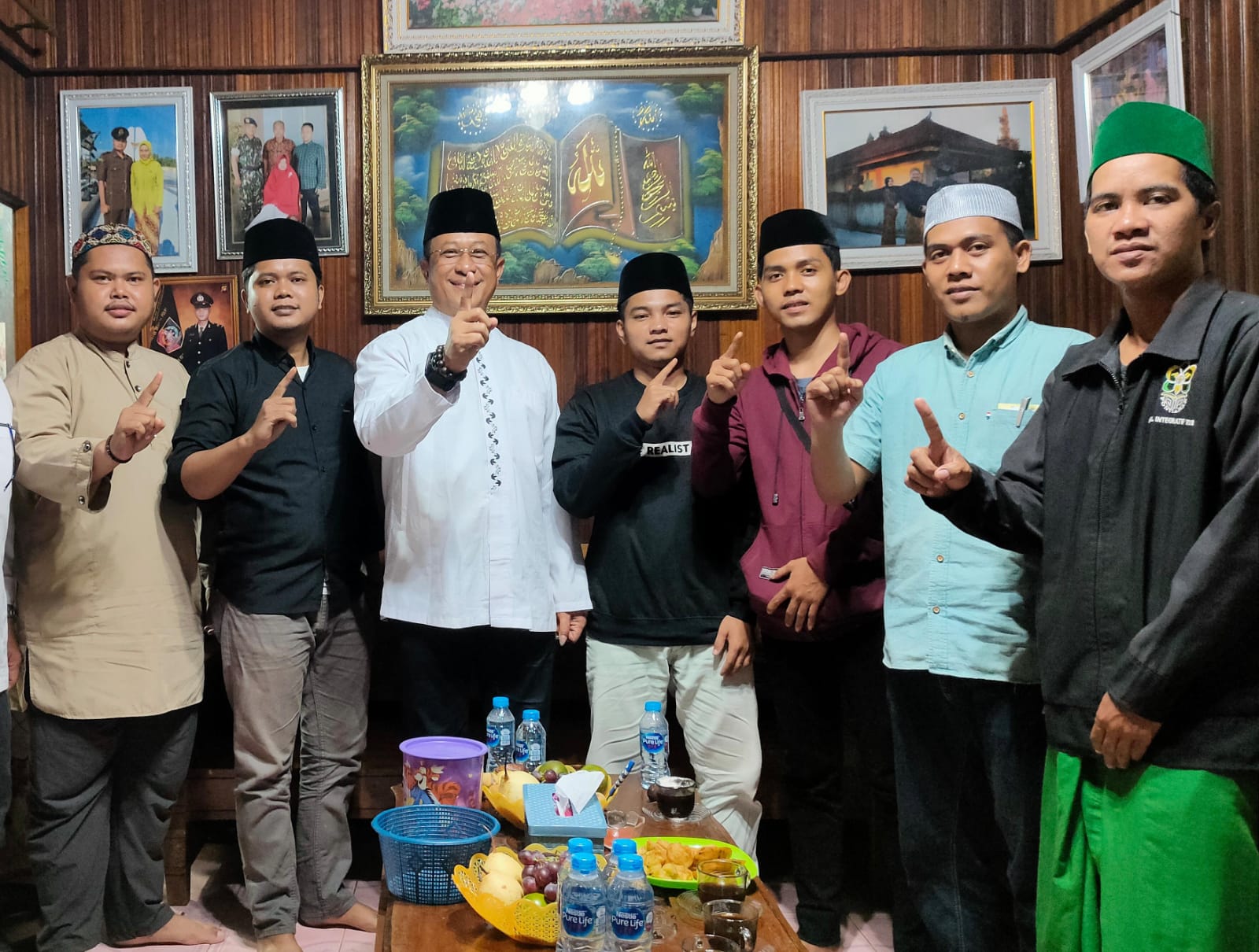 BINCANG : Calon Wagub Kalbar nomor urut 1, Didi Haryono bersama Ketua Gerakan Milenial Ber1 Kubu Raya saat bertemu di Desa Jawa Tengah, Kabupaten Kubu Raya, Selasa (1/10).