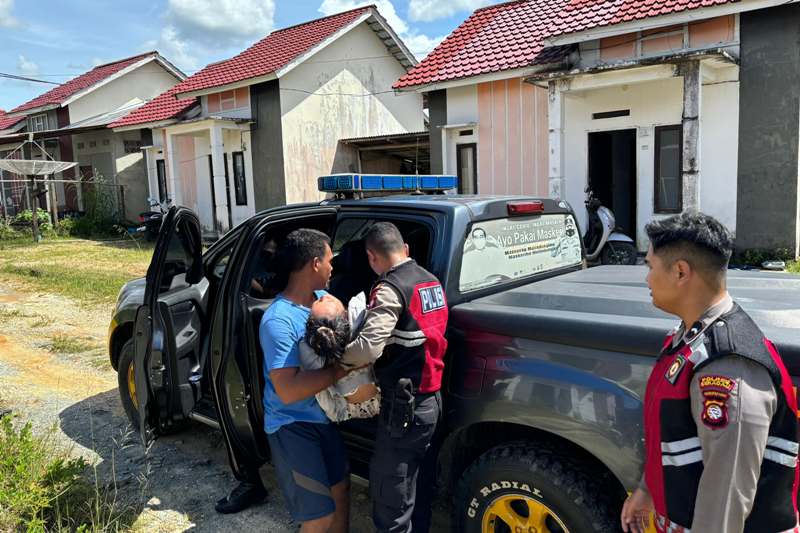 Personil Polres Sekadau saat mengevakuasi warga yang sakit dan membutuhkan penanganan medis segera.