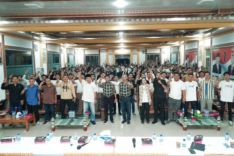 MILENIAL: Pasangan Farhan-Leo berfoto bersama generasi muda Ketapang usai menggelar rapat kerja.