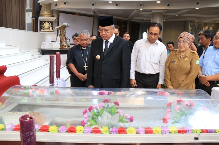 PENGHORMATAN TERAKHIR: Penjabat Gubernur Kalbar Harisson saat memberikan Penghormatan Terakhir kepada Uskup Agung Emeritus Pontianak.