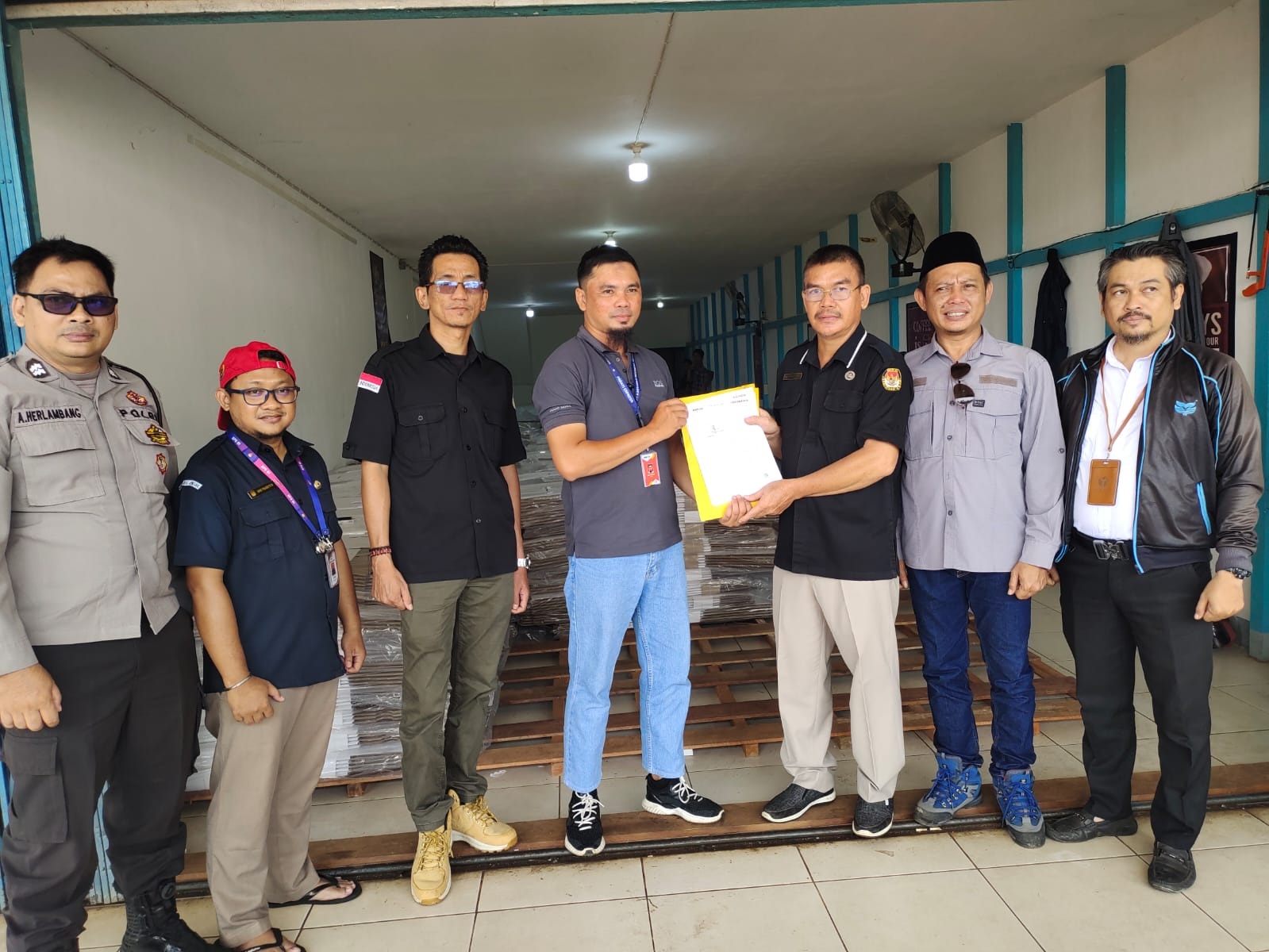 PENERIMAAN LOGISTIK: KPU Kapuas Hulu saat menerima bilik suara dari penyedia.