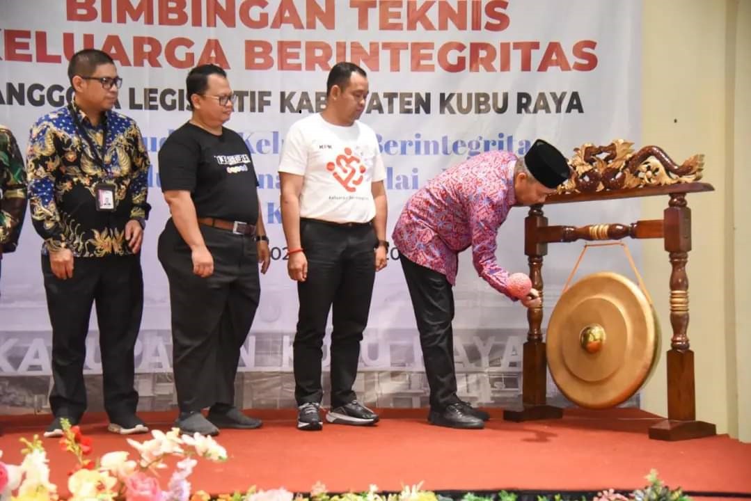 ARAHAN: Pj Bupati Kubu Raya, Syarif Kamaruzaman memberikan arahan dan secara simbolis membuka Bimtek&nbsp; Keluarga Berintegritas pada Rabu (2/10) di Ruang Mahoni, Qubu Resort.