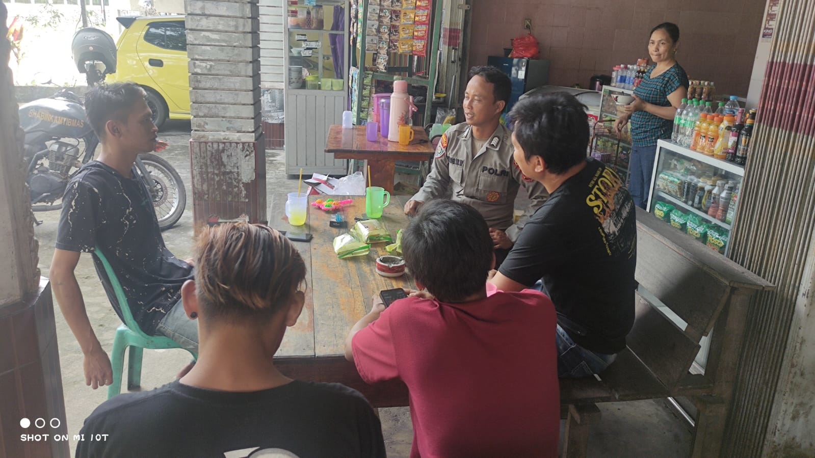 DIALOG: Anggota Polsek Menjalin saat bertemu dengan Masyarakat dalam rangka menciptakan situasi aman menjelang Pilkada 2024.