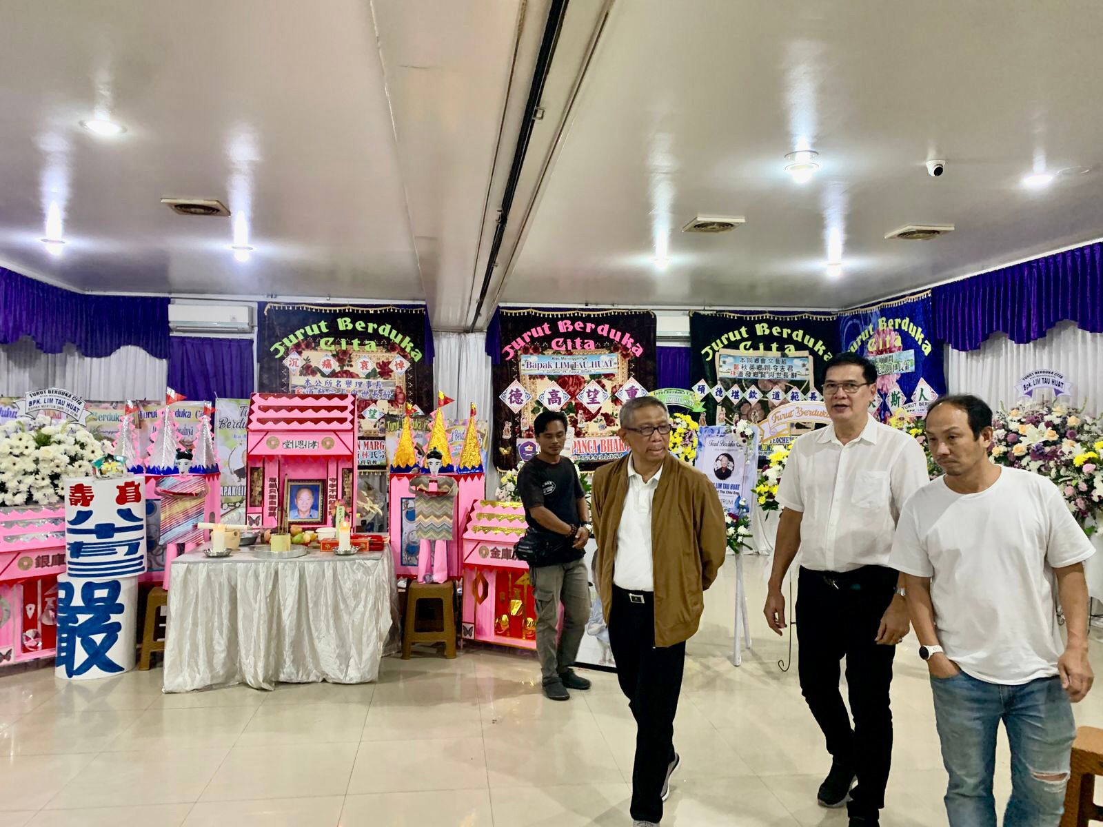 MELAYAT : Sutarmidji berbincang dengan keluarga Lim Tau Huat saat melayat ke Rumah Duka St. Michael (RSU Santo Antonius), Rabu (2/10).