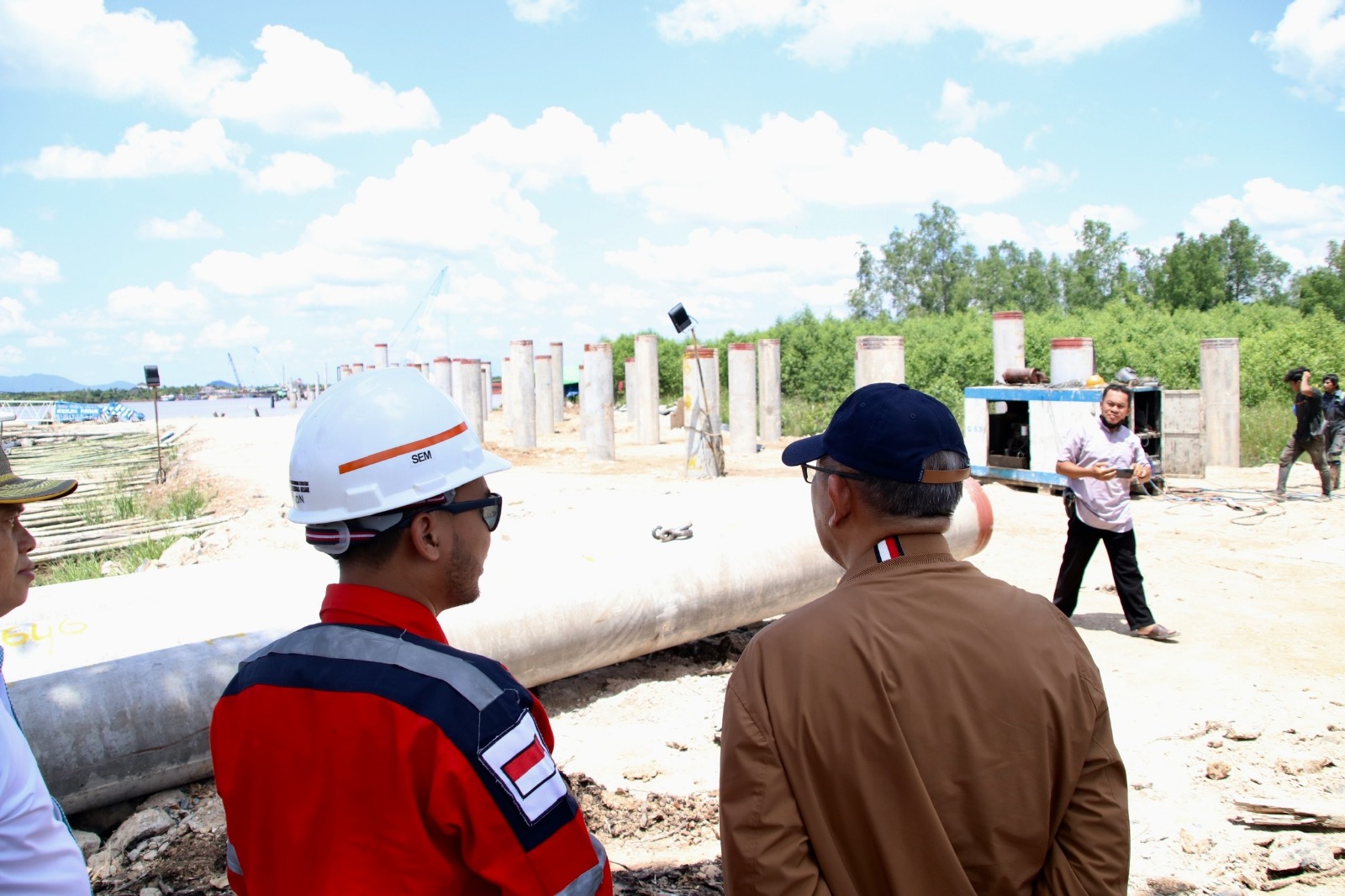 TINJAU : Sutarmidji saat meninjau progres Jembatan Sungai Sambas Besar, 18 Mei 2023 lalu. Setelah jembatan tersebut, yang akan selesai akhir tahun ini.