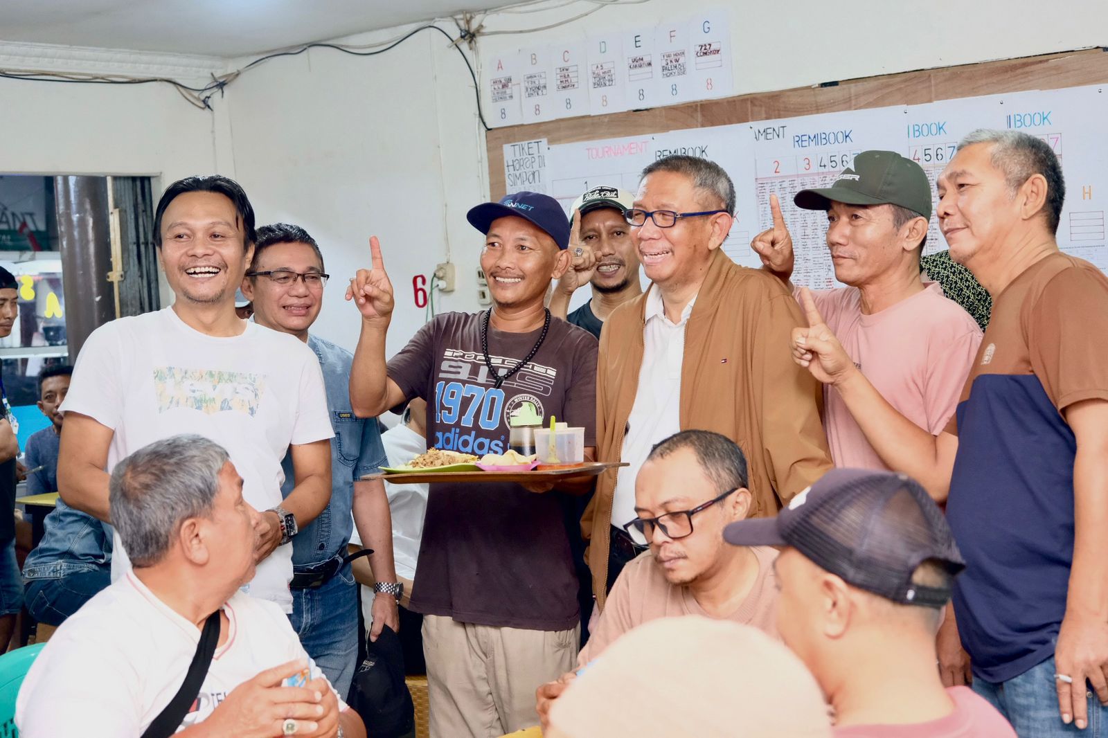 WARGA : Sutarmidji foto bersama warga saat menyaksikan gelaran turnamen akbar remi box di Warung Kopi Agshal, Jalan H. Rais A. Rachman, Kota Pontianak, Rabu (2/10) malam.