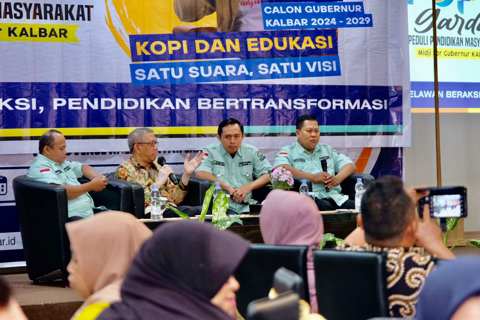 DIALOGIS : Sutarmidji saat menghadiri kegiatan kampanye tatap muka, dan dialogis bersama Garda Peduli Pendidikan Masyarakat, Midji For Gubernur Kalbar di Hotel Orchadz Gajah Mada, Kamis (3/10).