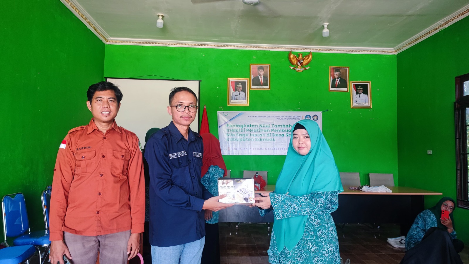 BANTUAN: Dosen Poltesa saat menyerahkan alat kepada para ibu di Desa Sebangun untuk membuat mie sagu.