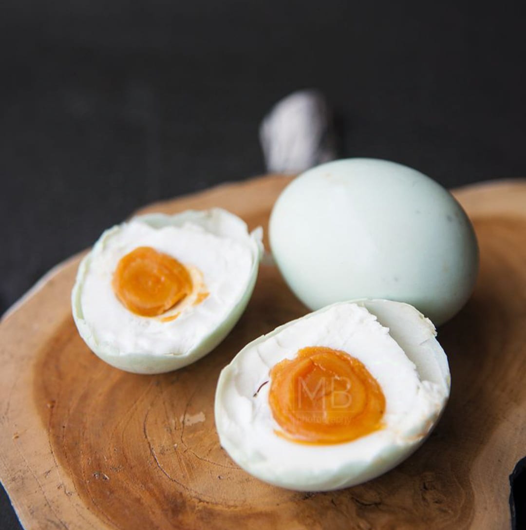 Telur asin dengan kuni sama besar. (Pinterest)