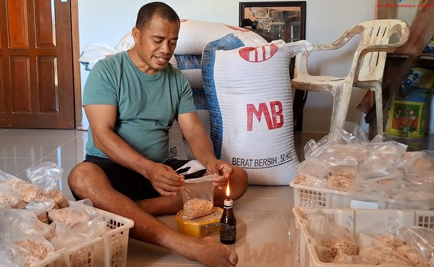 DIKEMAS : Agustinus saat mengepas tempe yang ia produksi.&nbsp; Warga Warga Kecamatan Merakai, Kabupaten Sintang mengembangkan usaha tempe dengan dukungan modal dari Bank Kalbar.