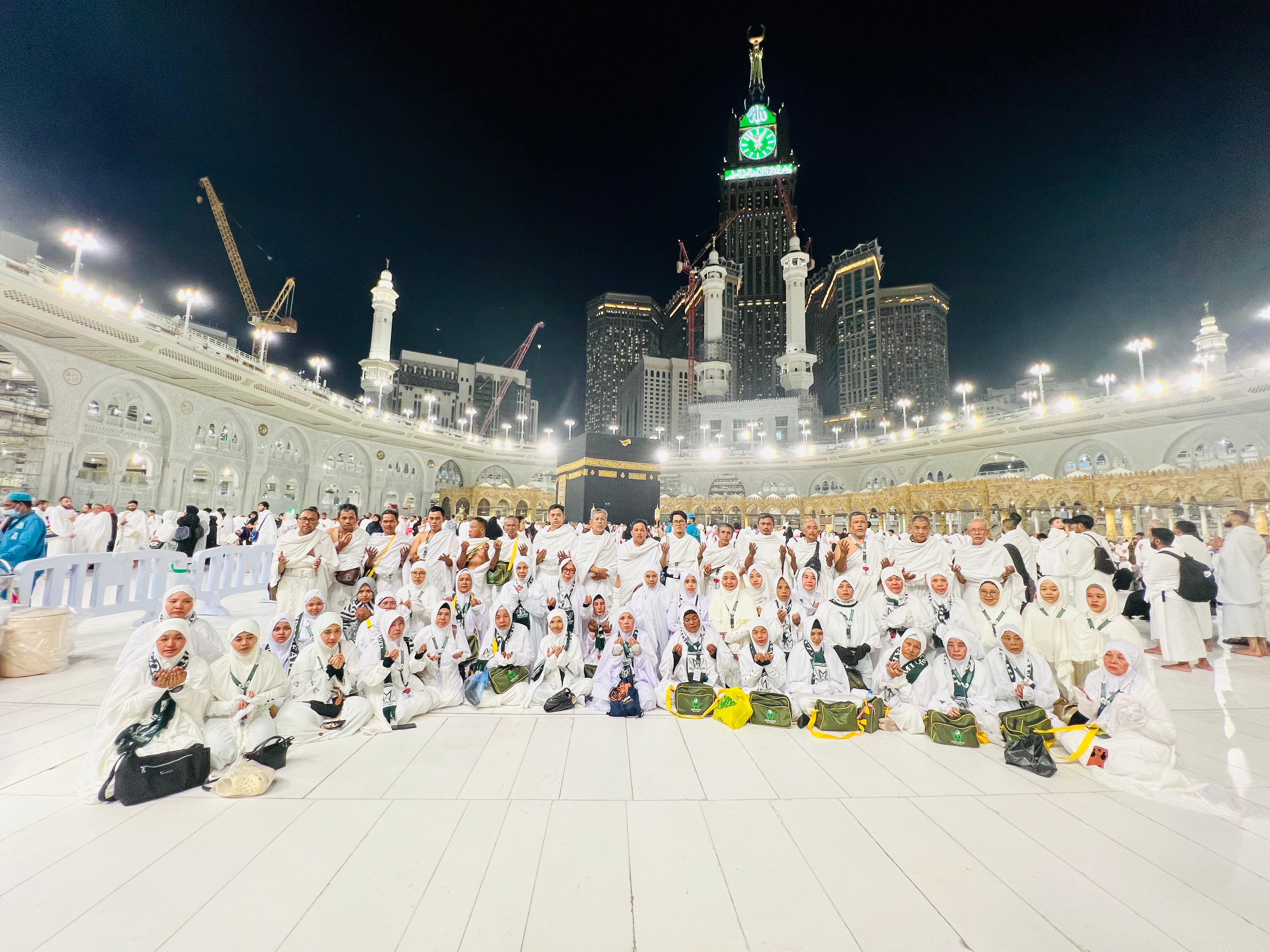 Jemaah umrah PT Muzdalifah Kalimantan Barat di Masjidil Haram Mekkah.