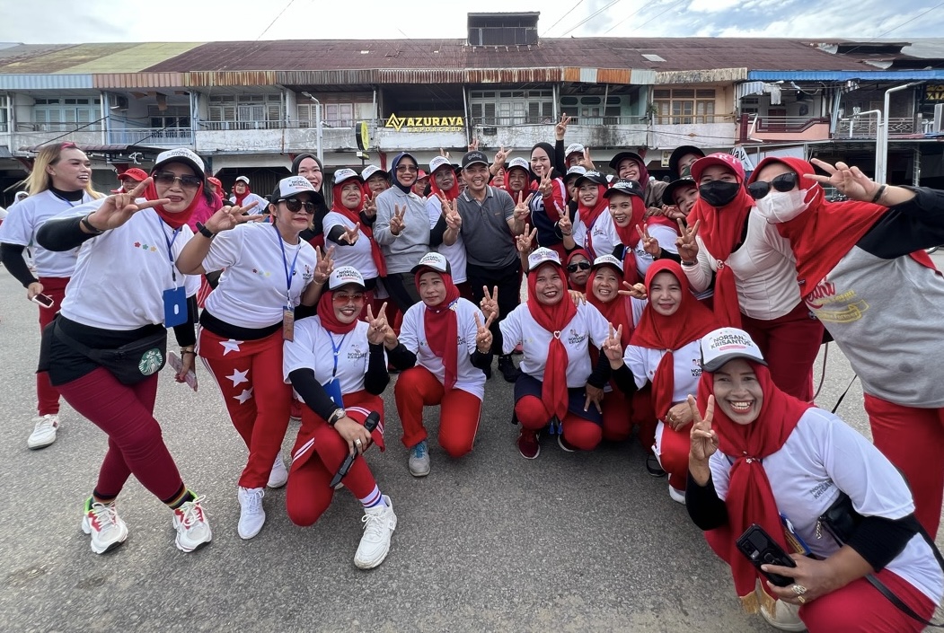 Ria Norsan dan Istri bersama emak-emak di Pemangkat usai melaksanakan senam pagi.