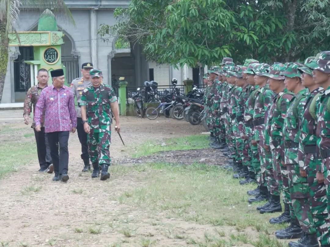 TINJAU: Pj Bupati Kubu Raya, Syarif Kamaruzaman bersama Dandim 1207/BS Letkol Arm, Irwansyah meninjau kesiapan personel dalam pelaksanaan TMMD Imbangan ke-122 di Desa Madu Sari, Ke