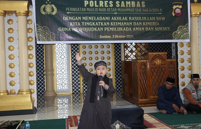 DAI CILIK: Ananda Abyan Raza Tsaqib, pemenang Festival Anak Sholeh Indonesia (FASI) tingkat Provinsi Kalbar saat berceramah di Masjid Al Ikhlas Darussalam Polres Sambas.